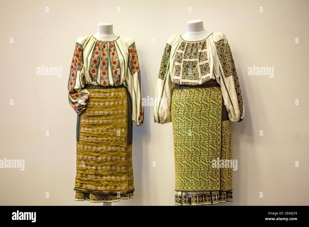Costumi tradizionali rumeni nel Museo del Costume tradizionale rumeno di Bucarest, Romania. Foto Stock