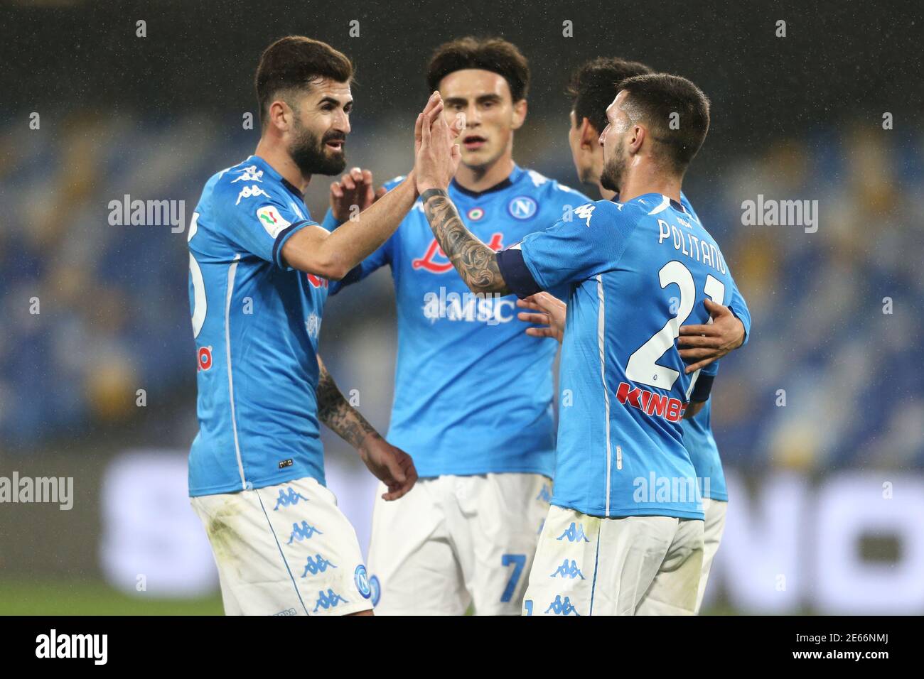 L'attaccante italiano del SSC Napoli Matteo Politano festeggia dopo aver  segnato un gol con la sua squadra durante la partita di calcio della Coppa  Italia SSC Napoli Spezia. Napoli ha vinto 4-2