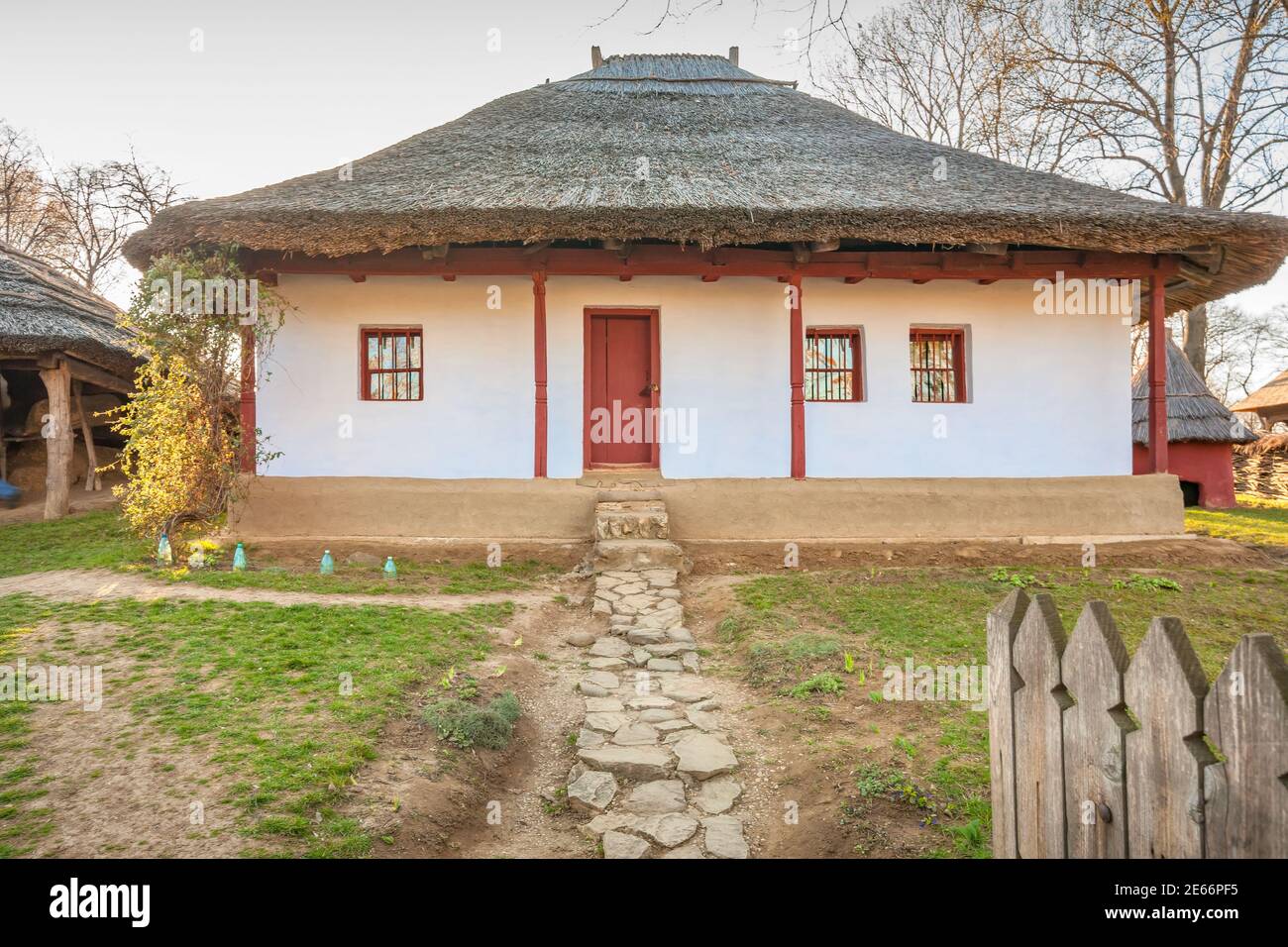 Case tradizionali nel Museo del villaggio di riferimento a Bucarest, Romania (Muzeul Național al Satului Dimitrie Gusti) Foto Stock