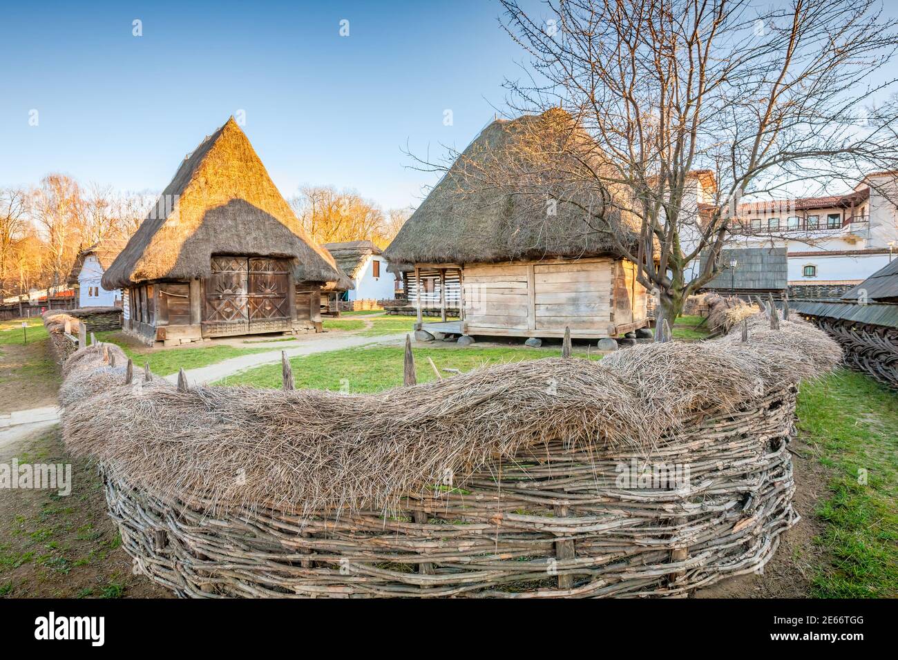 Case tradizionali nel Museo del villaggio di riferimento a Bucarest, Romania (Muzeul Național al Satului Dimitrie Gusti) Foto Stock