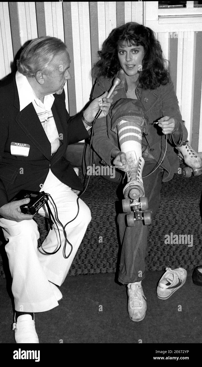 PAM Dawber di Mork e Mindy è stato intervistato da un reporter al Flippers Roller Boogie Palace a West Hollywood, 1978 Foto Stock