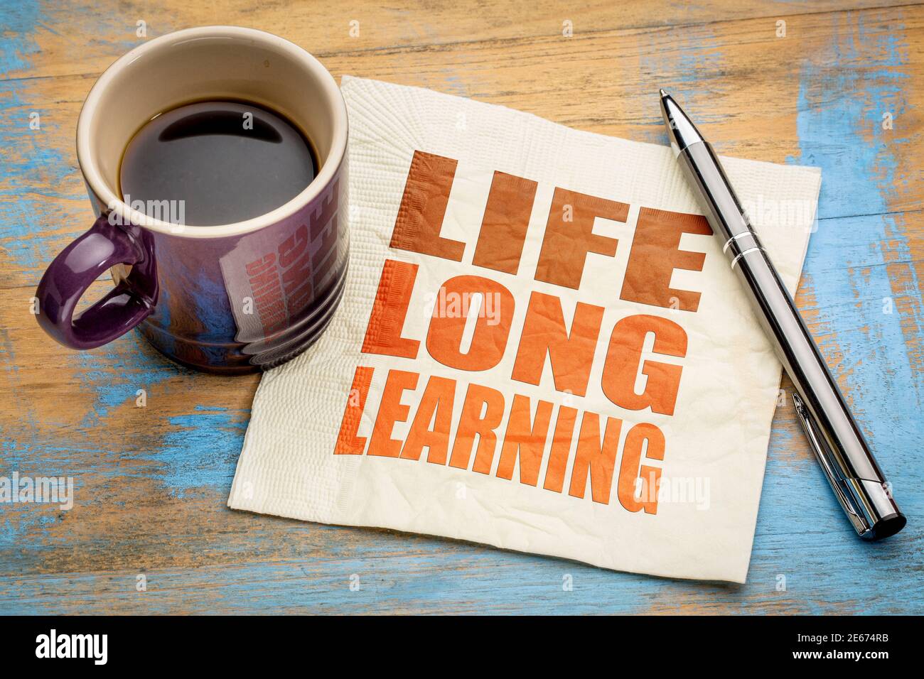 concetto di apprendimento permanente - astratto di parole su un tovagliolo con una tazza di caffè espresso, istruzione, stile di vita e sviluppo personale Foto Stock