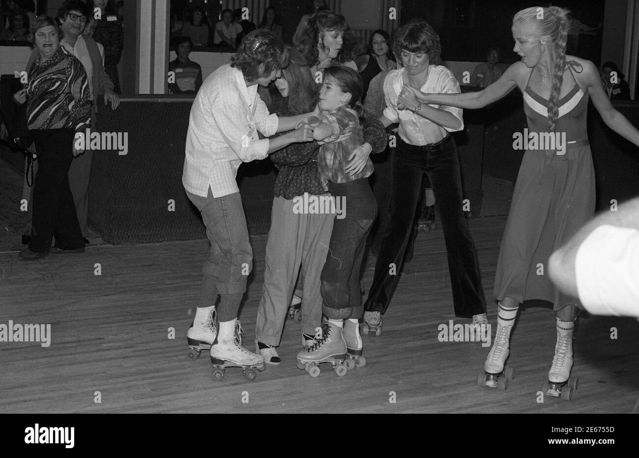 Il famoso pattinaggio a rotelle si è guainato al Flippers Roller Boogie Palace in West Hollywood come giovane attrice si scontra con Pam Dawber e. Foto Stock