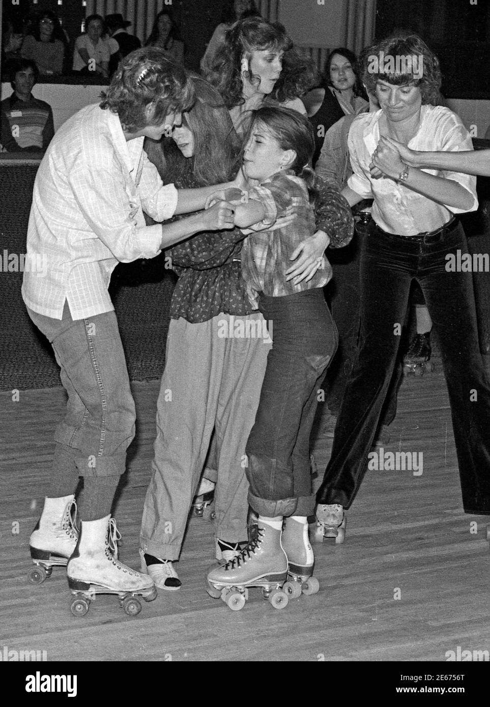 Quinn Cummings si schianta in Penny Marshall con Pam Dawber dentro Torna al Palazzo dei flippers Roller Boogie nel 1978 Foto Stock