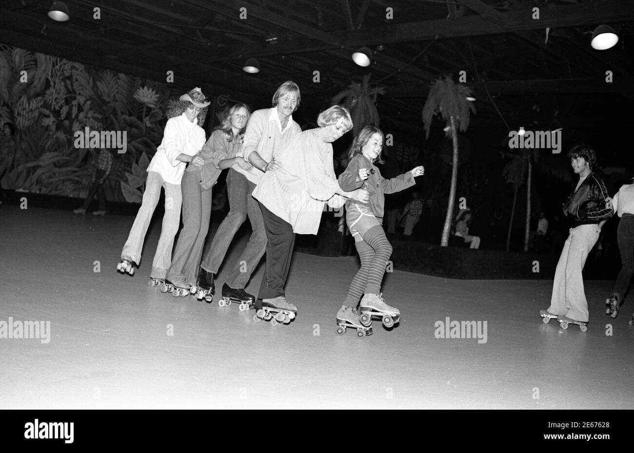 L'attore Jon Voigt si unisce a una linea di pattinatori al Flippers Roller Rink per l'evento a sostegno di era, Los Angeles, ottobre. 29, 1978 Foto Stock