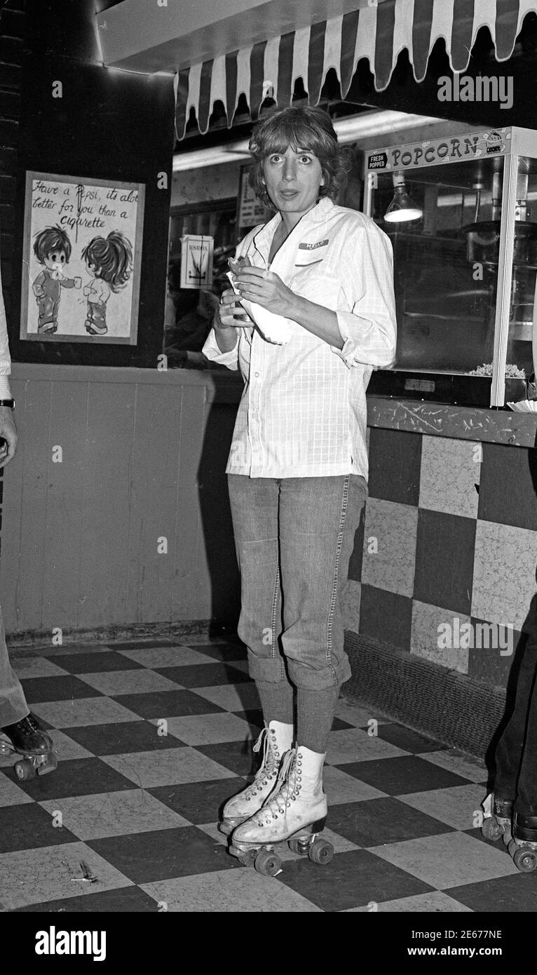 Penny Marshall gustando un hot dog presso lo snack stand presso il Flippers Roller Rink a West Hollywood, 1978 Foto Stock