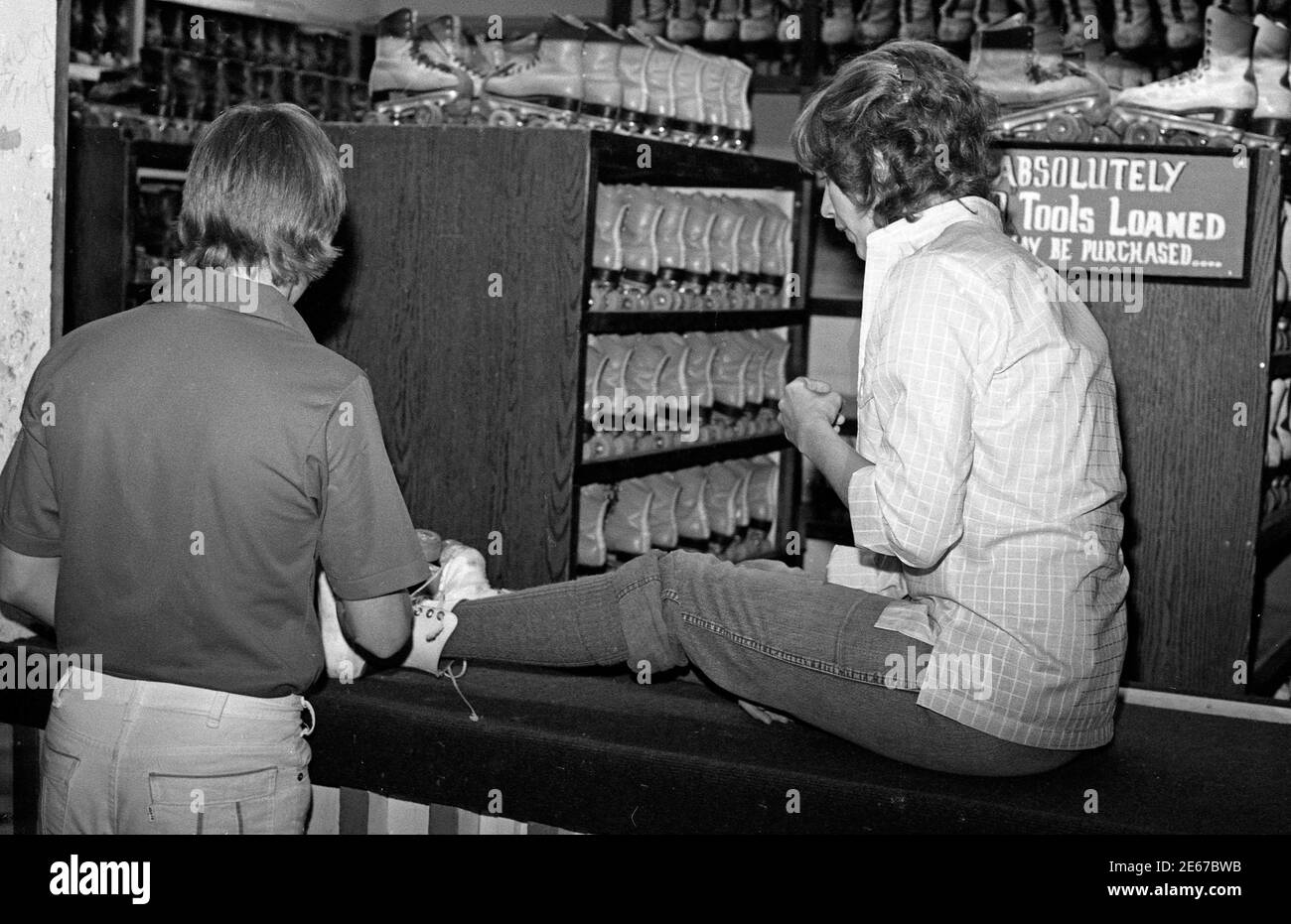 Penny Marshall prova su pattini alla pista di rullo a Los Angeles, CA intorno agli anni '70 Foto Stock