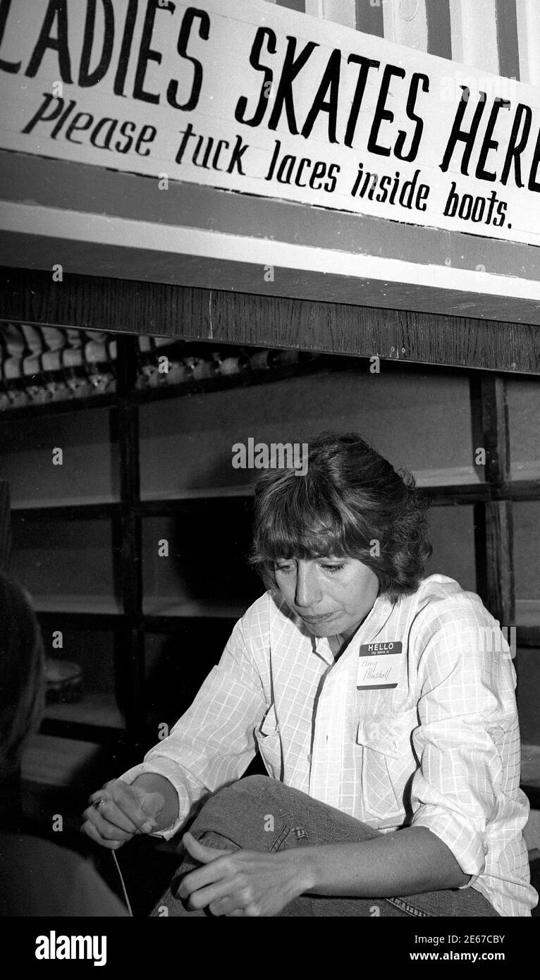 Penny Marshall prova su pattini alla pista di rullo a Los Angeles, CA intorno agli anni '70 Foto Stock