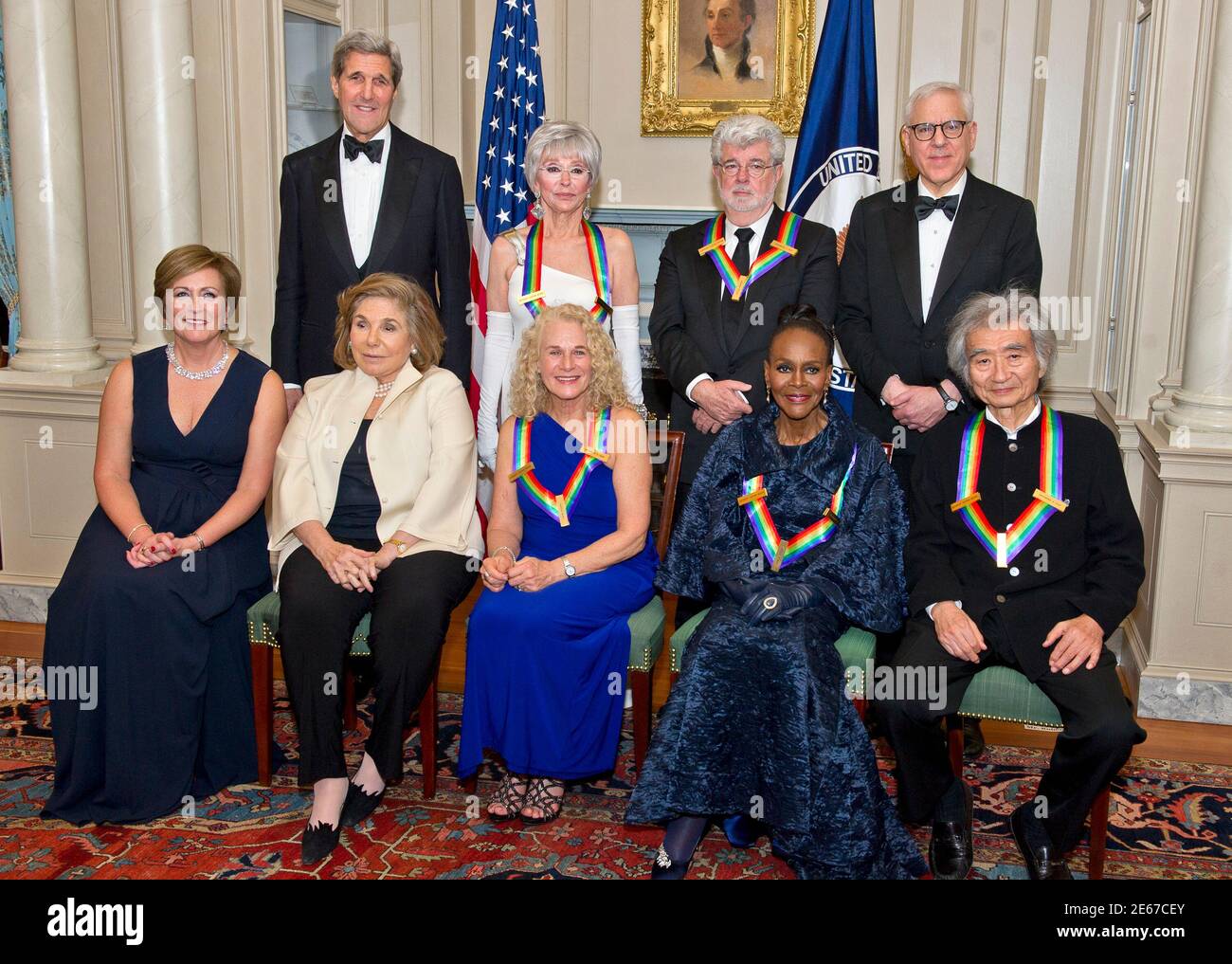 I cinque vincitori del 38° Annual Kennedy Center Honors propongono una foto di gruppo a seguito di una cena ospitata dal Segretario di Stato degli Stati Uniti John F. Kerry in loro onore al Dipartimento di Stato degli Stati Uniti a Washington, DC sabato 5 dicembre 2015. I 2015 honorees sono: Cantante-cantautrice Carole King, regista George Lucas, attrice e cantante Rita Moreno, direttore Seiji Ozawa, e attrice e star di Broadway Cicely Tyson. Da sinistra a destra in alto: Segretario di Stato degli Stati Uniti John Kerry; Rita Moreno; George Lucas; e David M. Rubenstein, Presidente, John F. Kennedy Center per il P. Foto Stock