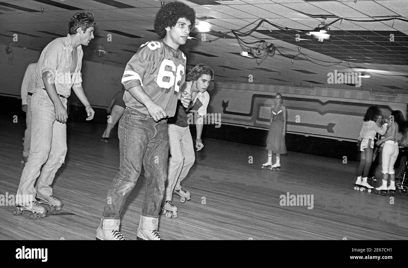 Richard Gere (all'estrema sinistra) E Bobby Hegyes (al centro) presso il flippers Roller Boogie Palace in 1978 Foto Stock