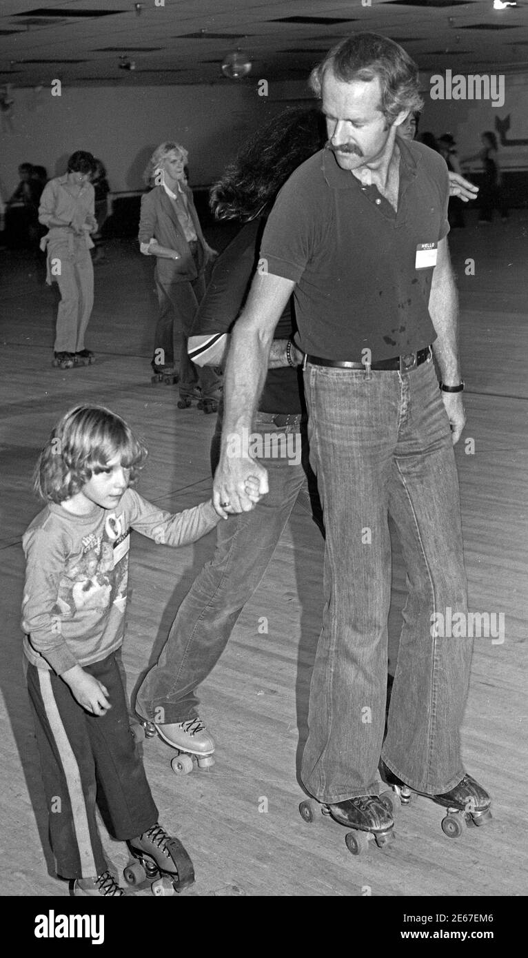 L'attore Mike Farrell del programma televisivo Mash at Flippers con suo figlio, 1978 Foto Stock