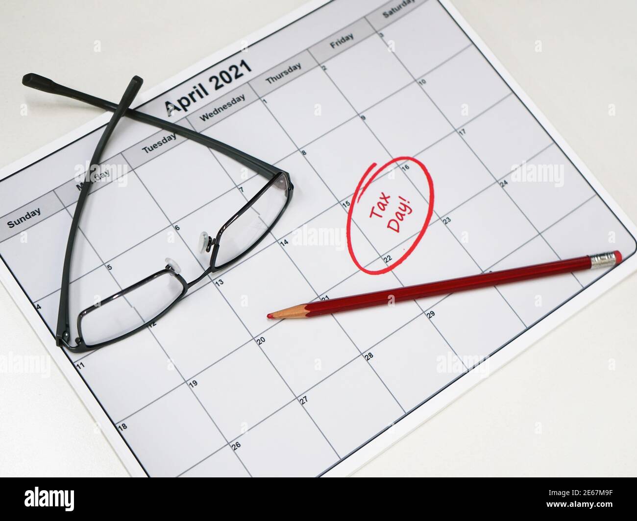 Calendario con la data del 15 aprile riempito con le parole giorno fiscale. Foto Stock