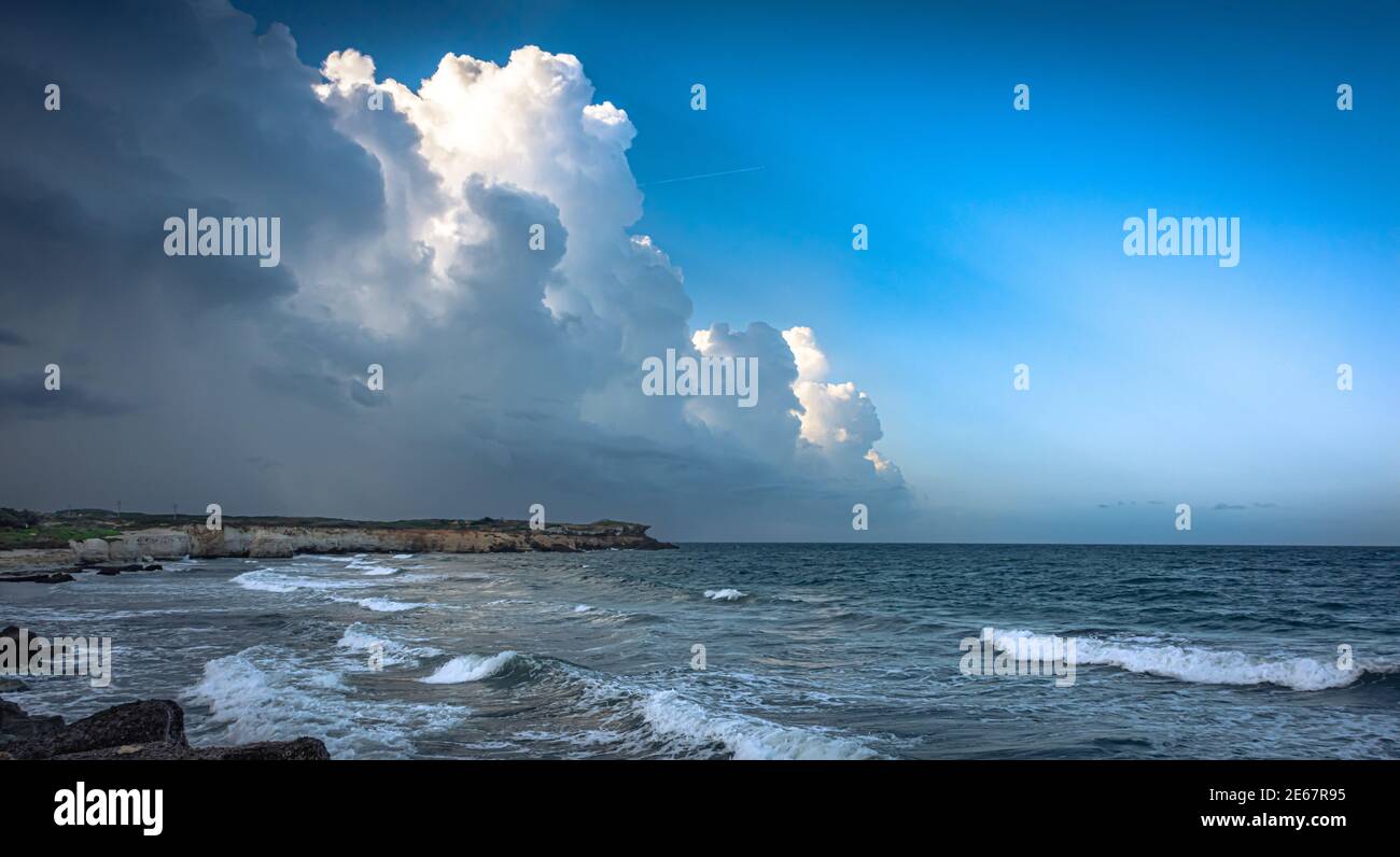 Una tempesta invernale che colpisce la costa occidentale della Sardegna nella Penisola del Sinis, Sardegna, Italia Foto Stock