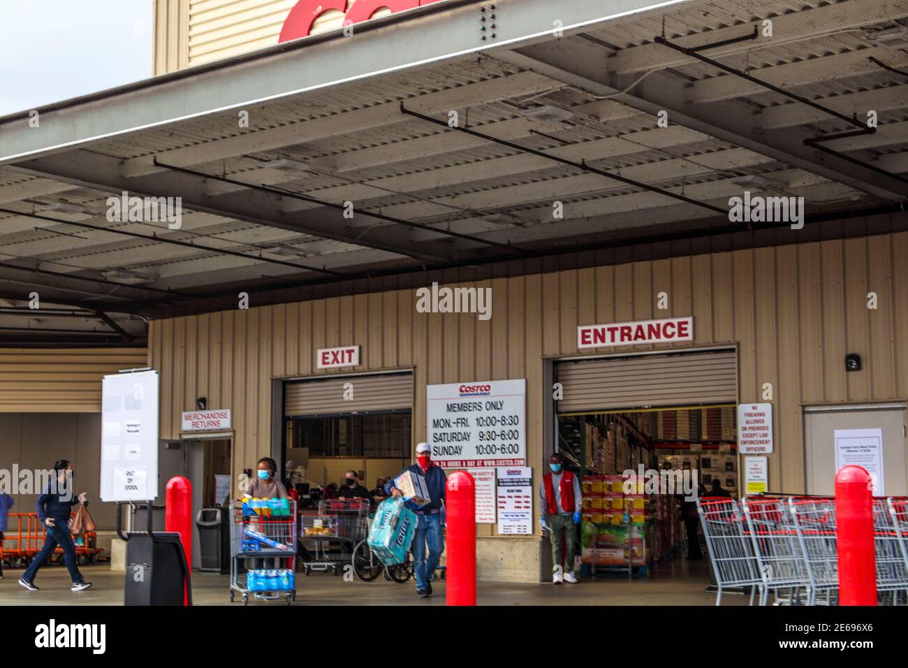 Augusta, GA USA 01 07 21: Persone che indossano maschere facciali che vanno dentro e fuori del club all'ingrosso Costco Foto Stock