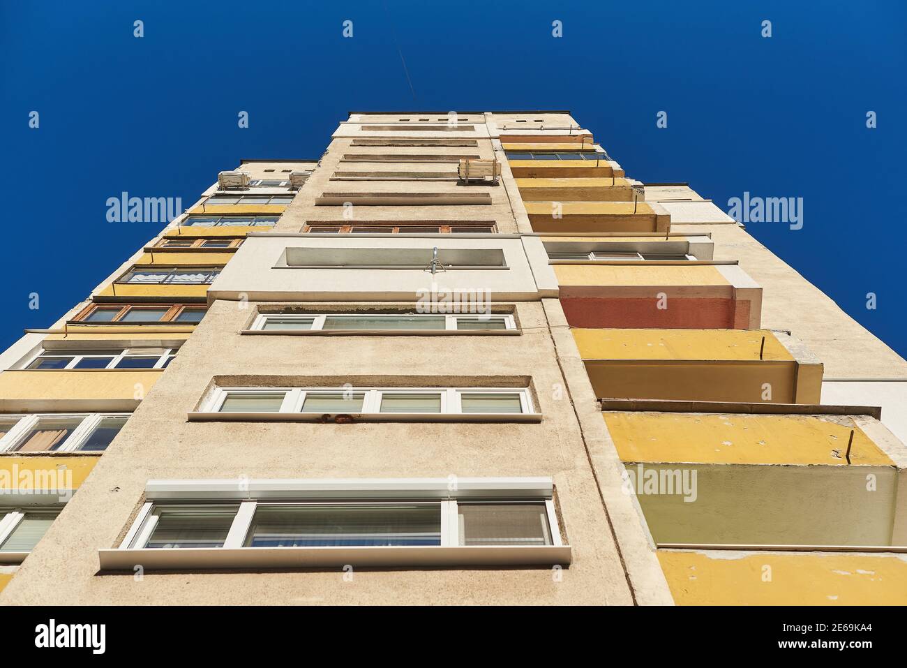Alto edificio di appartamenti di costruzione sovietica vista dal basso di a. casa pannello alto isolato su sfondo blu brillante cielo Foto Stock