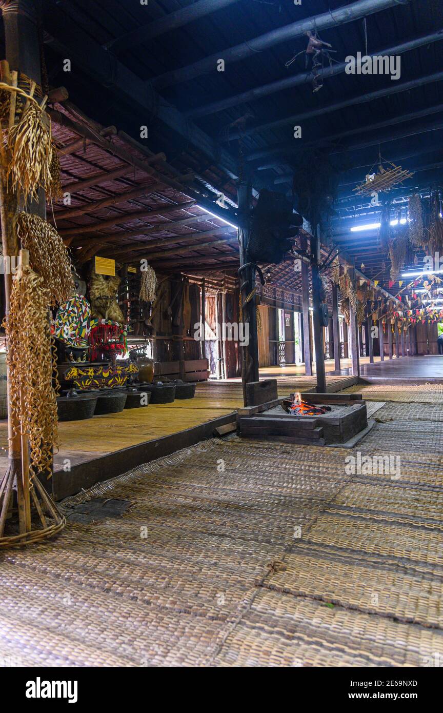 IBAN Longhouse al Villaggio Culturale Sarawak Foto Stock
