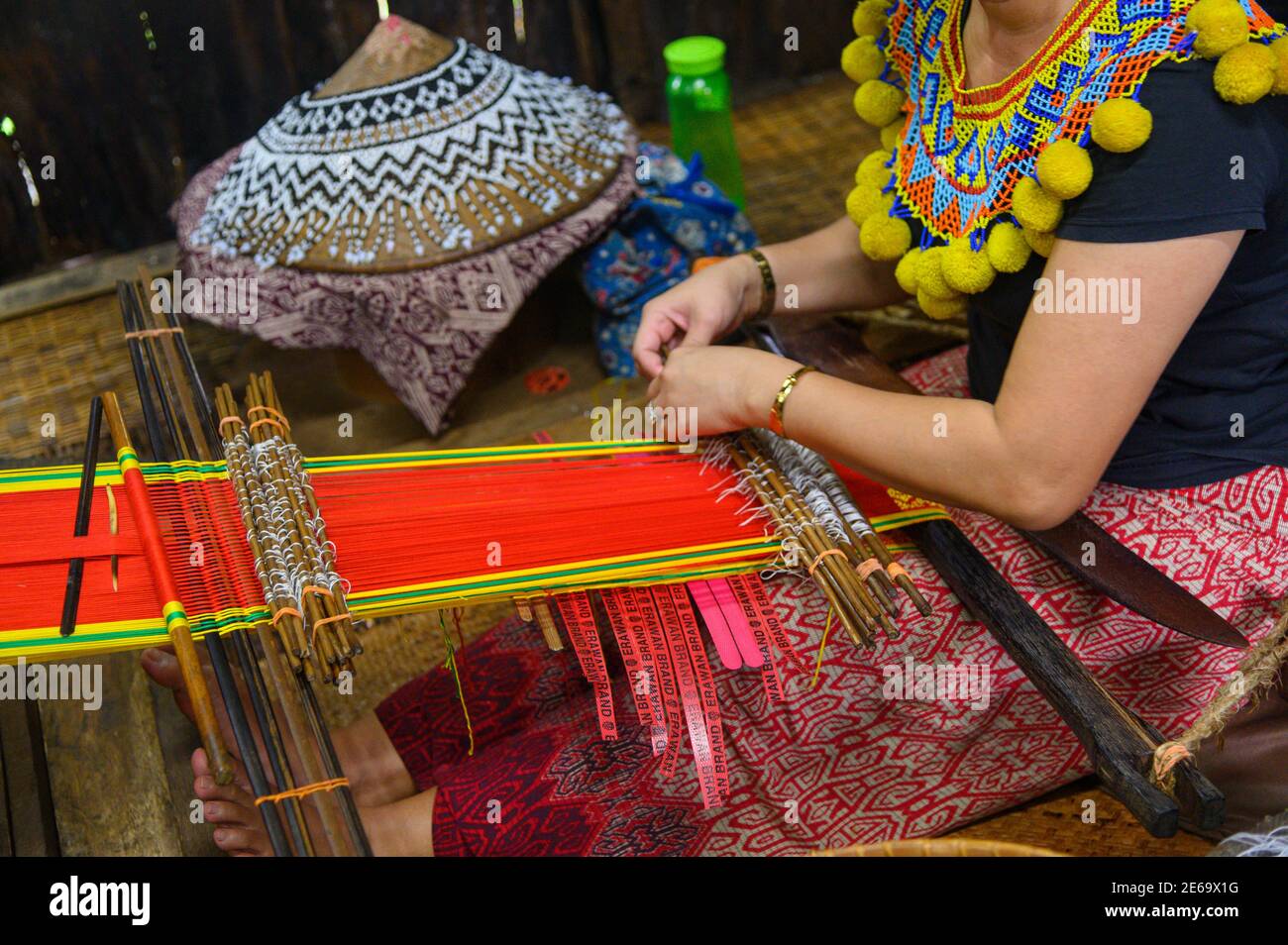 IBAN donna che fa la tessitura del Pau Foto Stock