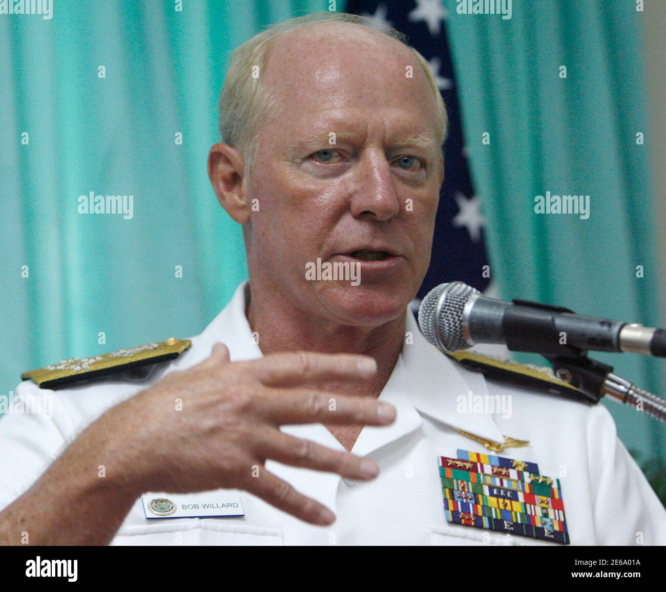 U.S. Navy Admiral Robert F. Willard, Commander of the U.S. Pacific Command, gestures after the Philippines-U.S. military annual bilateral security briefing at Camp Aguinaldo in Quezon City, Metro Manila August 18, 2010. Philippines and the United States discussed mutual security concerns as well as non-traditional defense issues including regional security challenges, maritime security, combating terrorism, mutual defense, humanitarian assistance/disaster response, global peace operations initiative, and transnational crimes, according to an AFP press release. REUTERS/Cheryl Ravelo (PHILIPPI Foto Stock