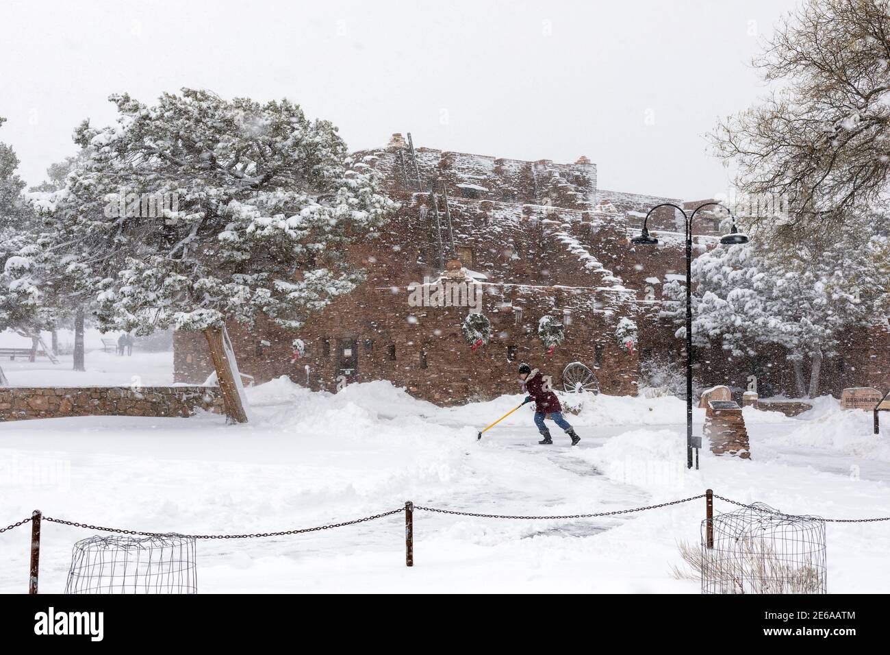 I lavoratori sgombrano la neve dalla Hopi House durante una tempesta invernale nel Parco Nazionale del Grand Canyon, Arizona Foto Stock