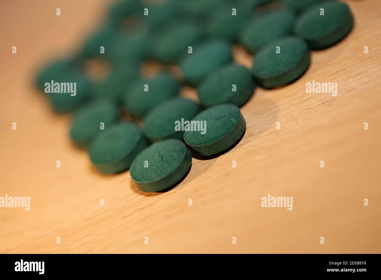 Pillole verdi macro sfondo spirulina platensis super cibo moderno alto qualità di stampa Foto Stock Pillole verdi macro sfondo spirulina platensis super cibo moderno alto qualità di stampa Foto Stock