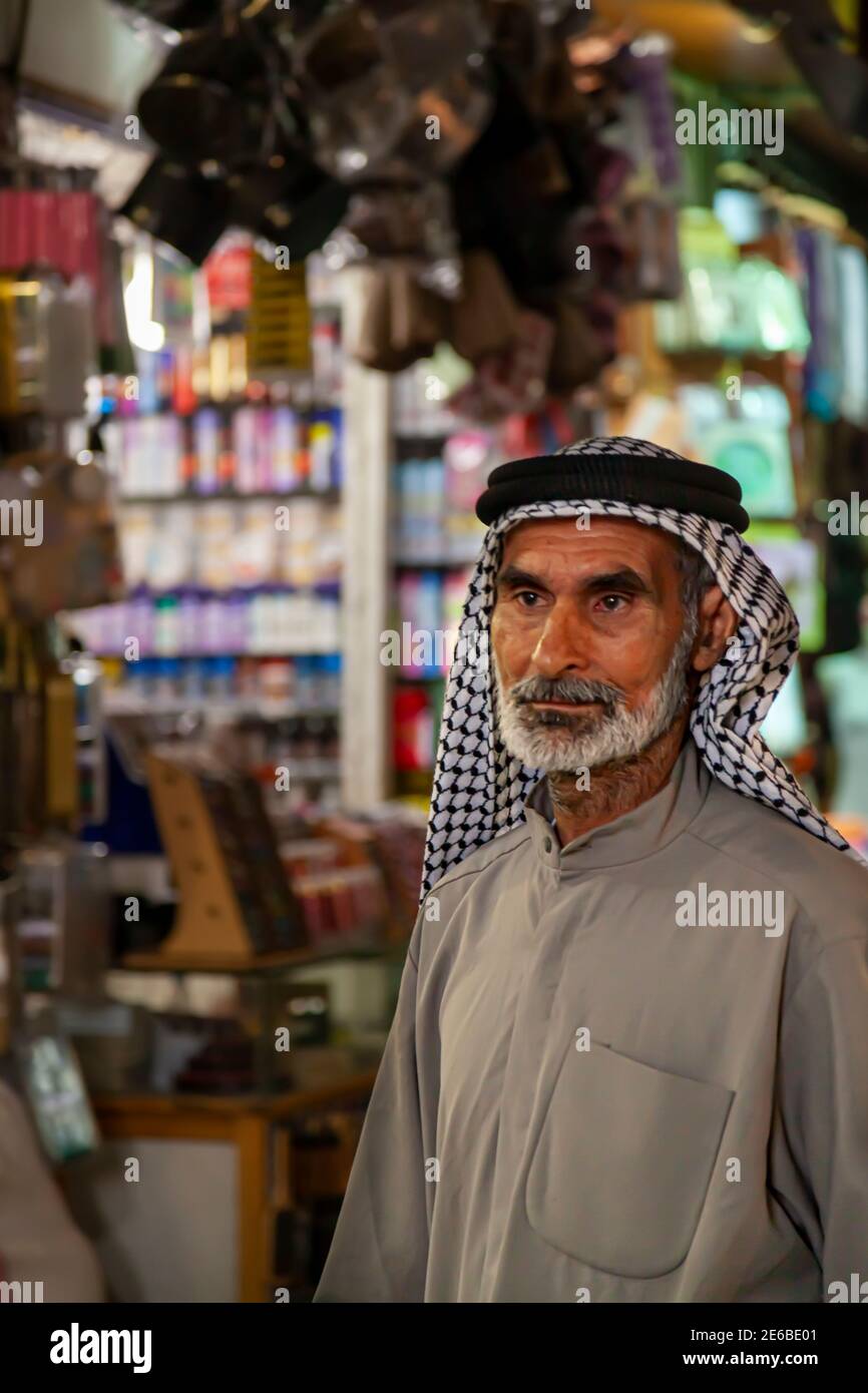 Damasco, Siria 03-28-2010: L'uomo arabo anziano che indossa costume etnico palestinese con keffiyeh, agal e il tobo di juba sta camminando da solo nella famosa COV Foto Stock
