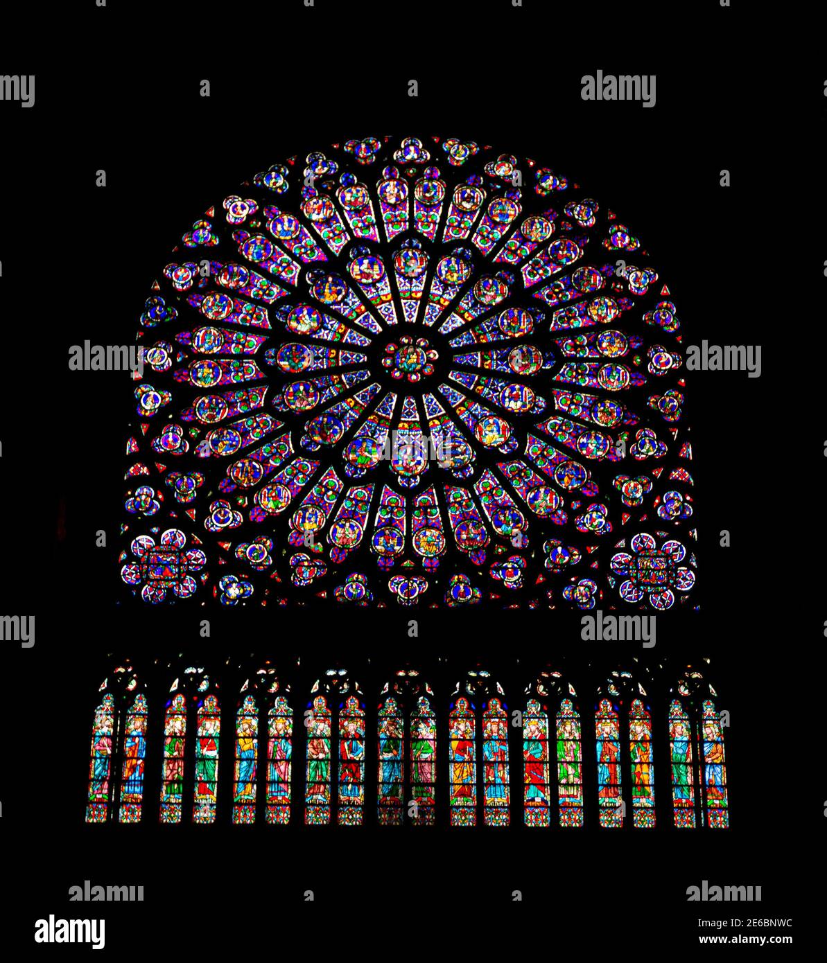 Parigi, Francia 06-12-2010: Famose vetrate dipinte della Cattedrale di Notre Dame. L'opera d'arte dettagliata è raffigurata dall'interno con luce naturale Foto Stock