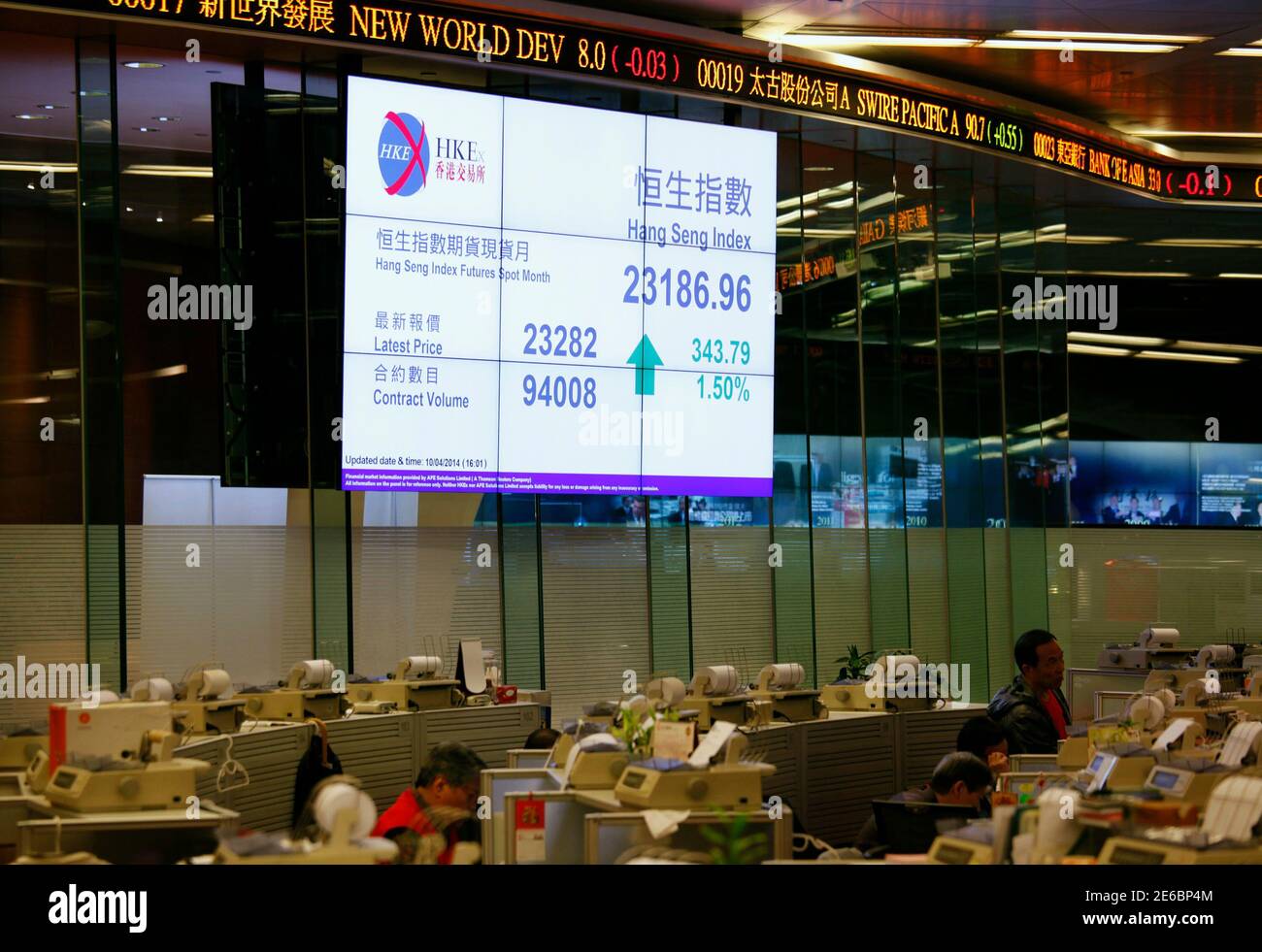 L'indice di chiusura del chip blu Hang Seng è esposto all'interno della  sala di negoziazione della Borsa di Hong Kong il 10 aprile 2014. L'autorità  di regolamentazione dei valori mobiliari della Cina