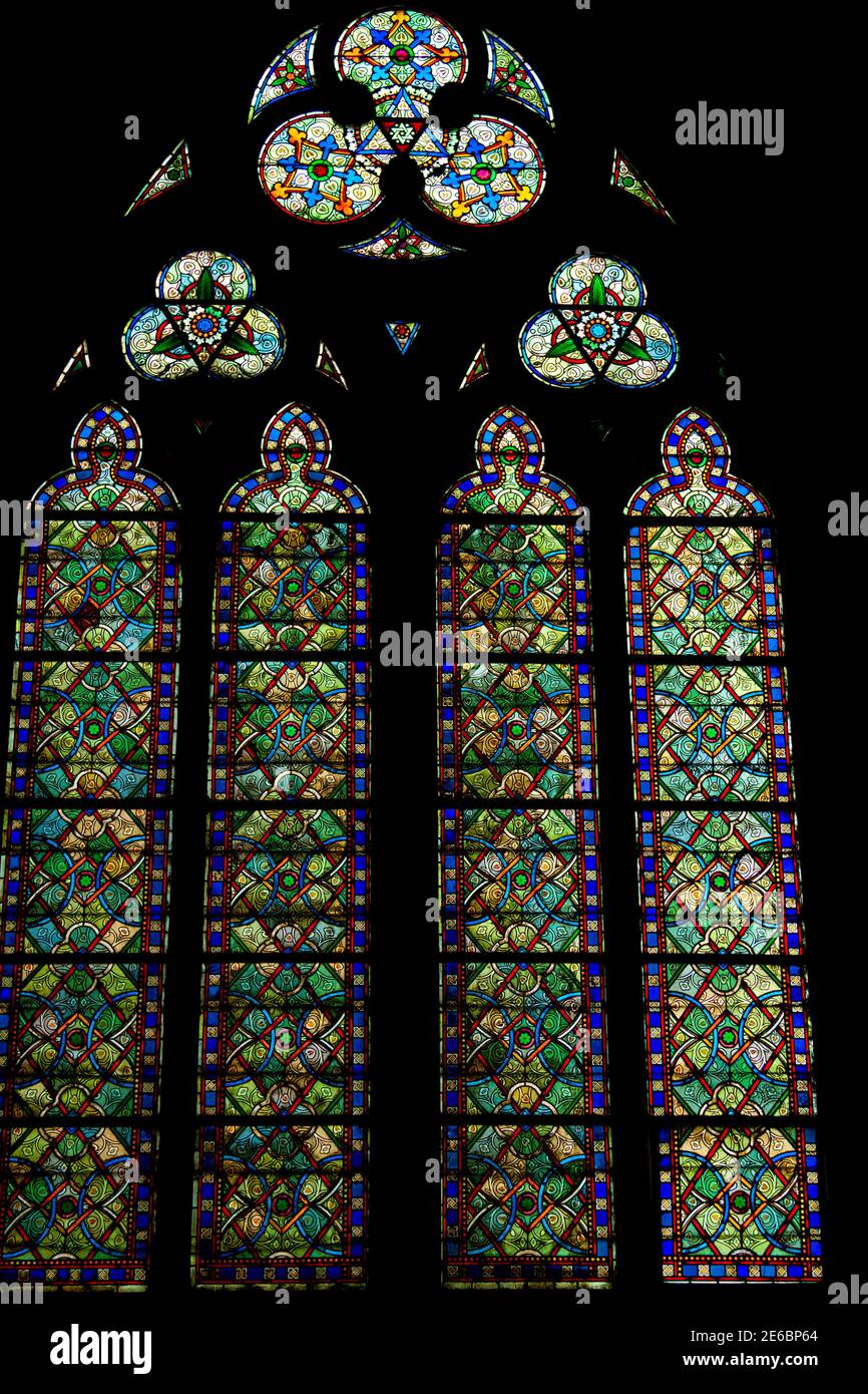 Parigi, Francia 06-12-2010: Famose vetrate dipinte della Cattedrale di Notre Dame. L'opera d'arte dettagliata è raffigurata dall'interno con luce naturale Foto Stock