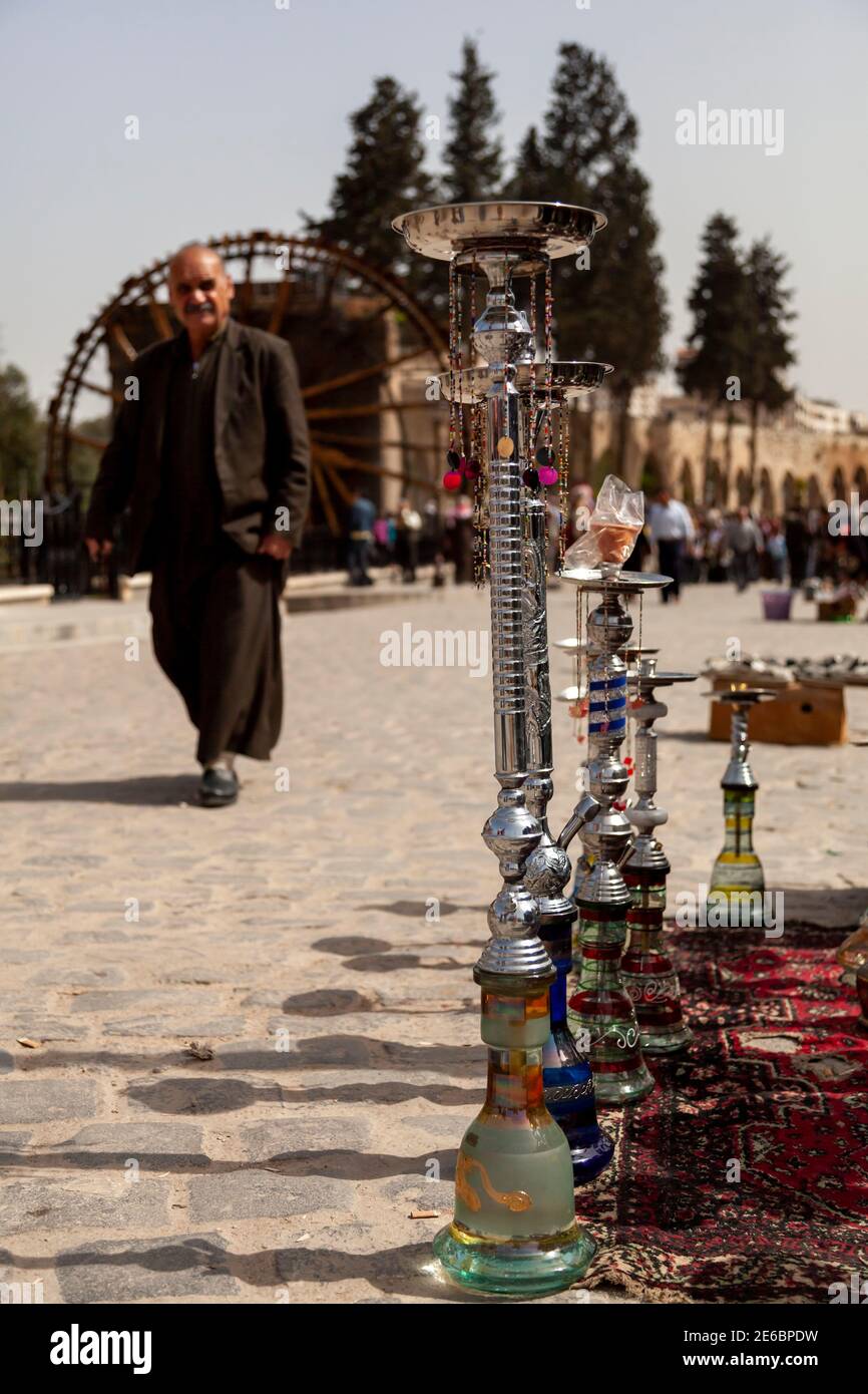 Hama, SIRIA 04-02-2010: Gli apppartuses di hookah di vetro su esposizione di un venditore di strada in destinazione turistica a Hama, Siria. Anche questi sono vaping ornamentali Foto Stock