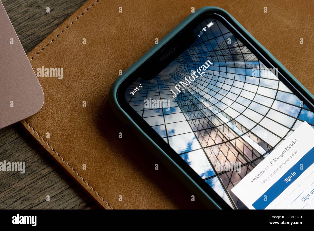 Il J.P. La pagina di accesso all'app mobile Morgan viene visualizzata su un iPhone il 28 gennaio 2021. J.P. Morgan è un'azienda globale di servizi finanziari. Foto Stock