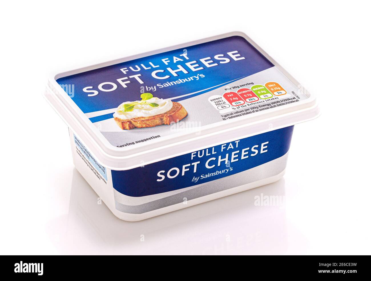 SWINDON, Regno Unito - 28 GENNAIO 2021: Pacchetto di Sainsburys pieno grasso di formaggio morbido su uno sfondo bianco Foto Stock