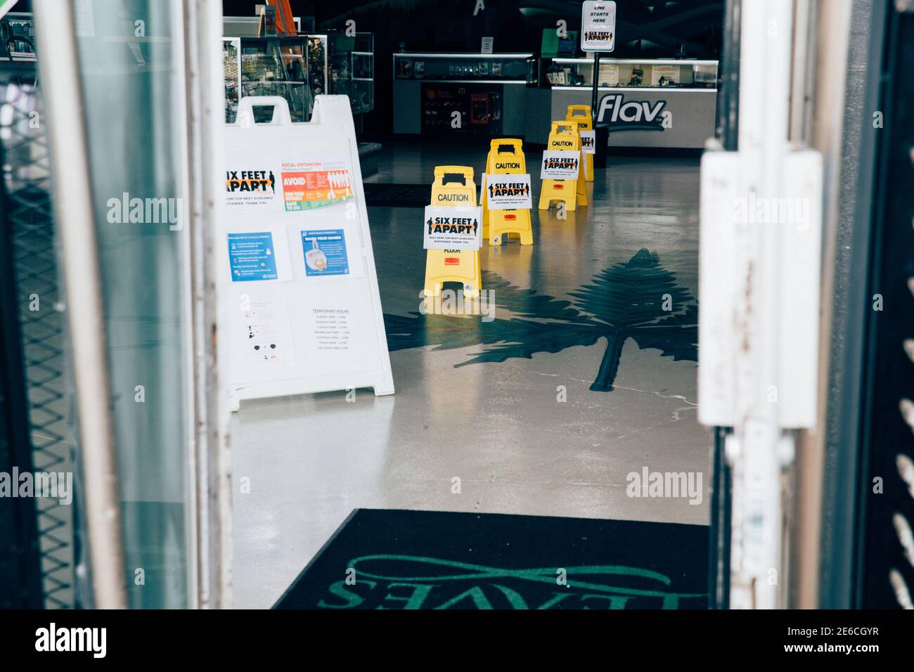 Ingresso al negozio di vasai di Tacoma nella primavera del 2020 Durante la prima ondata di chiusure di attività dovute a Covid-19 pandemia Foto Stock