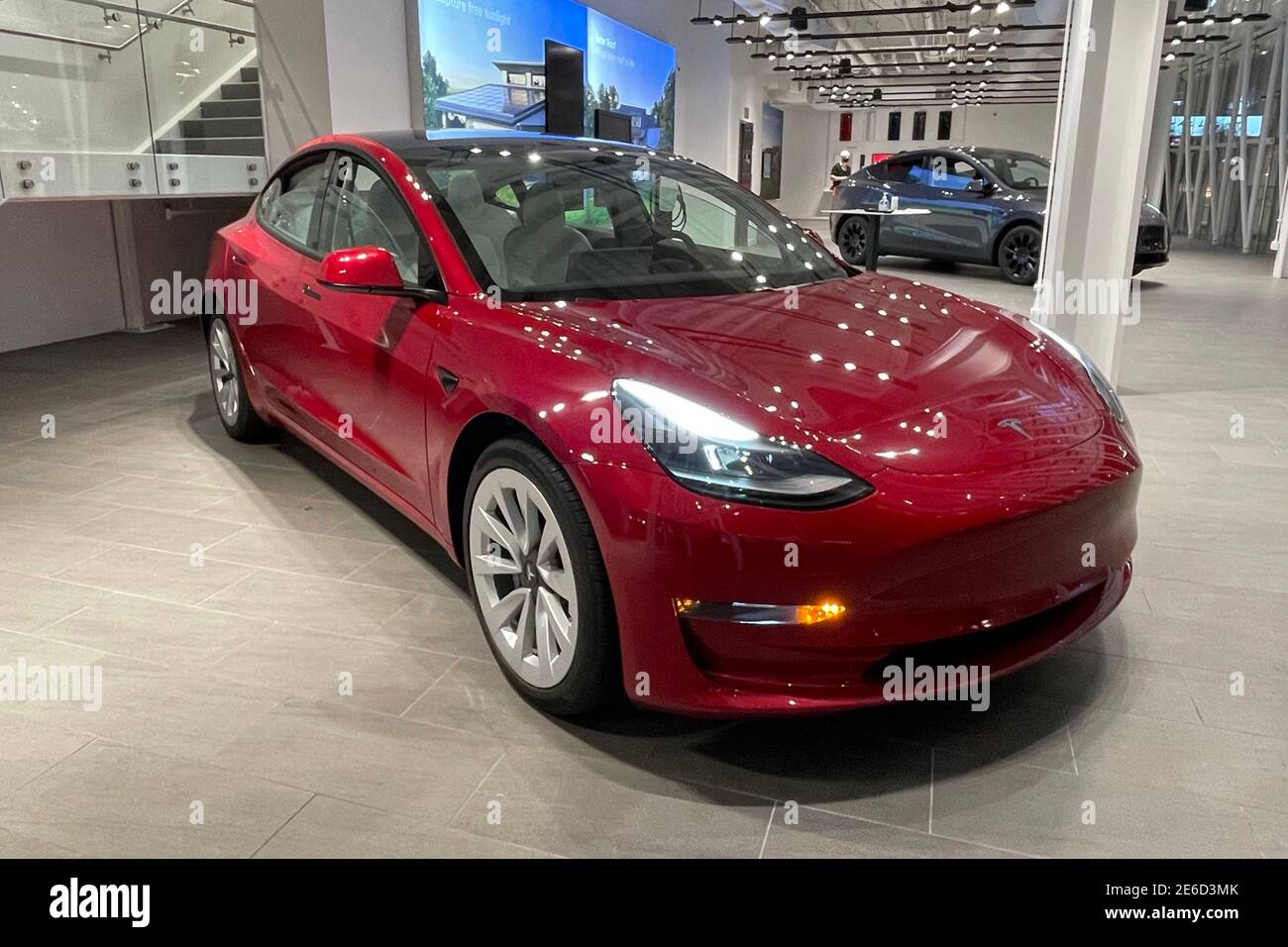 Un'auto elettrica Tesla Model 3, giovedì 28 gennaio 2021, a Santa Monica, California. Foto Stock