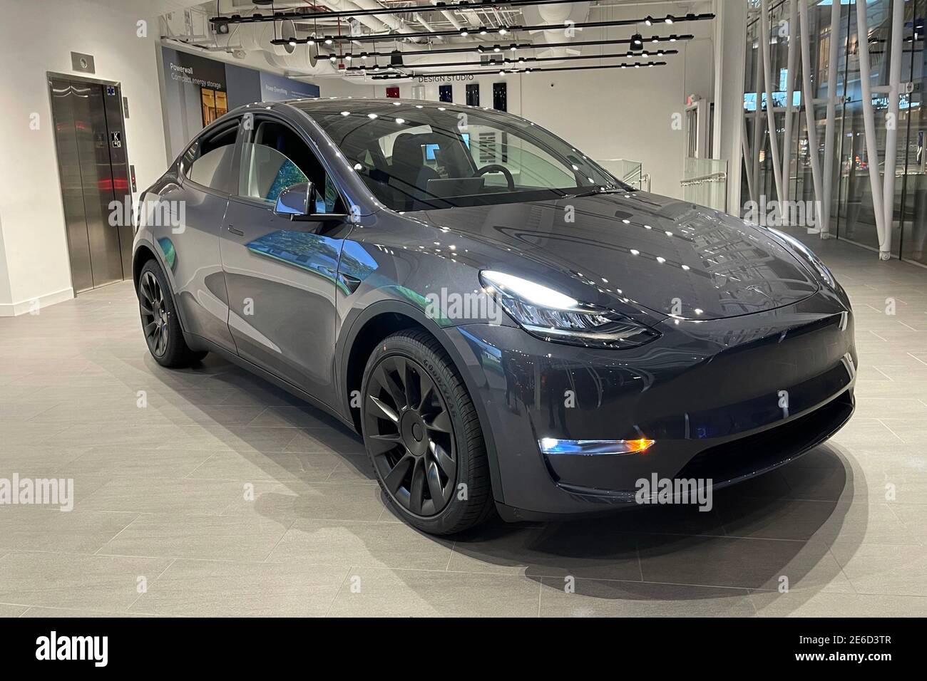 Un'auto elettrica Tesla Model Y, giovedì 28 gennaio 2021, a Santa Monica, California. Foto Stock