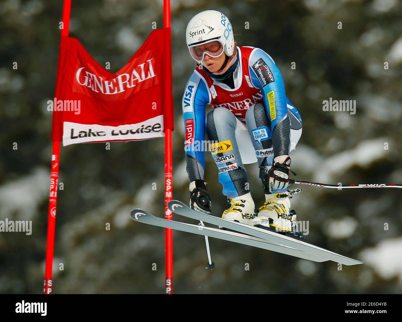 Julia Mancuso degli Stati Uniti prende l'aria durante l'allenamento di sci alpino per la Coppa del mondo delle Donne Downhill nel lago Louise, Alberta, 27 novembre 2012. REUTERS/Mike Blake (CANADA - Tags: SCI SPORTIVO) Foto Stock