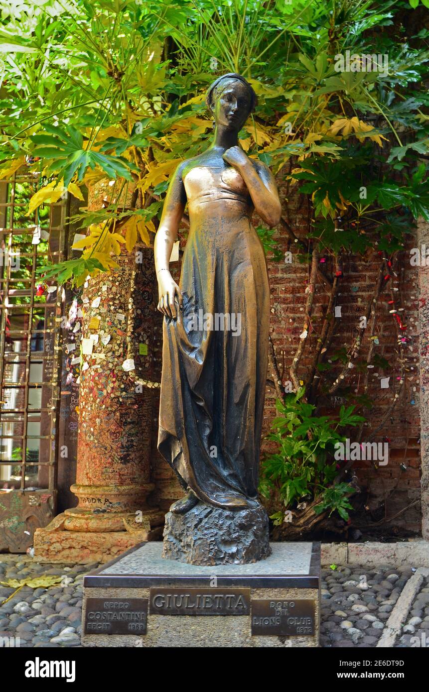 Statua di Giulietta o Julia a casa di Giulietta, Verona, Italia Foto Stock