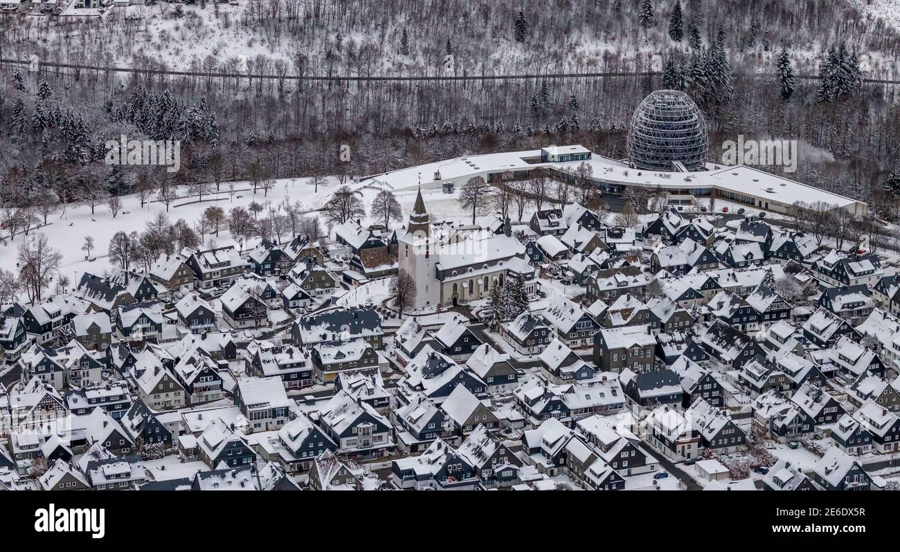 Vista aerea del paesaggio invernale innevato di Winterberg con strade deserte durante il blocco corona a Sauerland nel Nord Reno-Westfalia, Germania, Saue Foto Stock