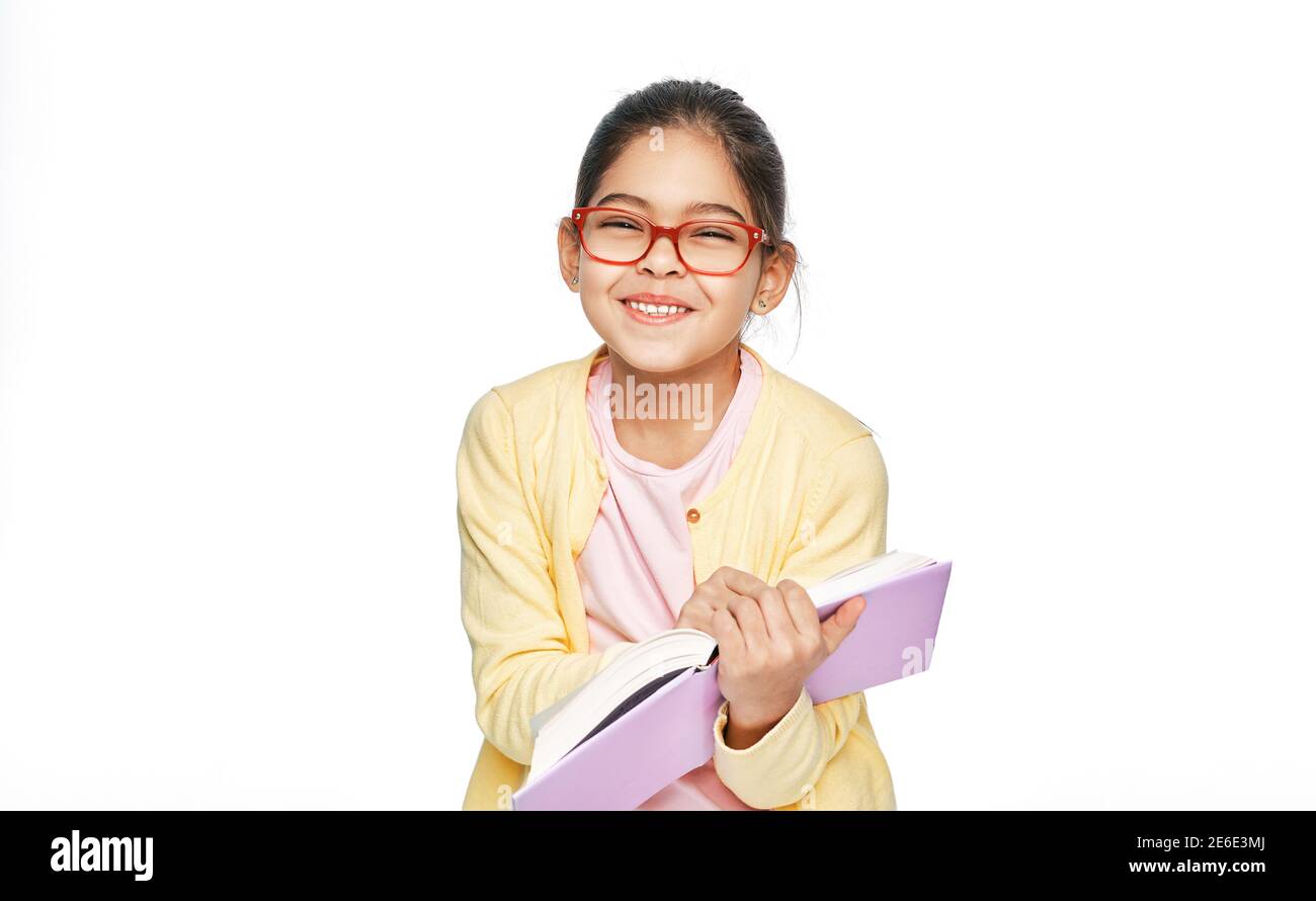 Bella ragazza multietnica che indossa occhiali tiene il libro in mano e ride, guardando la fotocamera Foto Stock