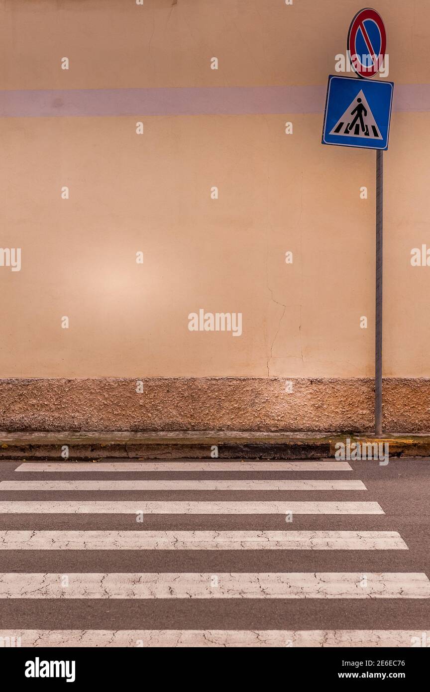 Incrocio Zebra e segnaletica stradale in Italia meridionale Foto Stock