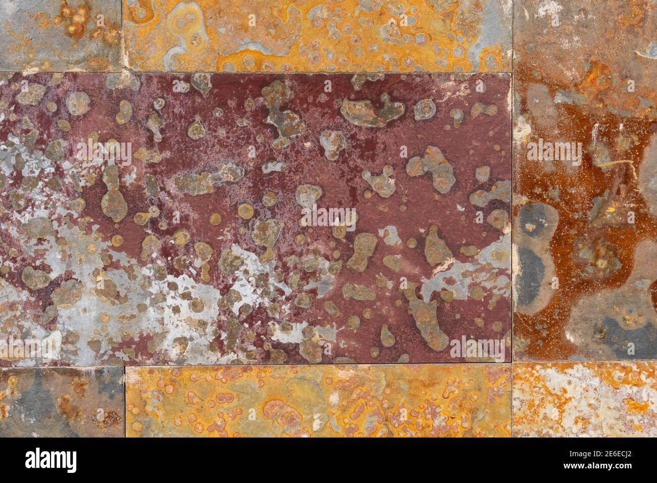 Sfondo arrugginito corroso. Parete spellata con striature di ruggine. Punti astratti ossidati sulla superficie danneggiata. Corrosione da marciume. Primo piano Foto Stock