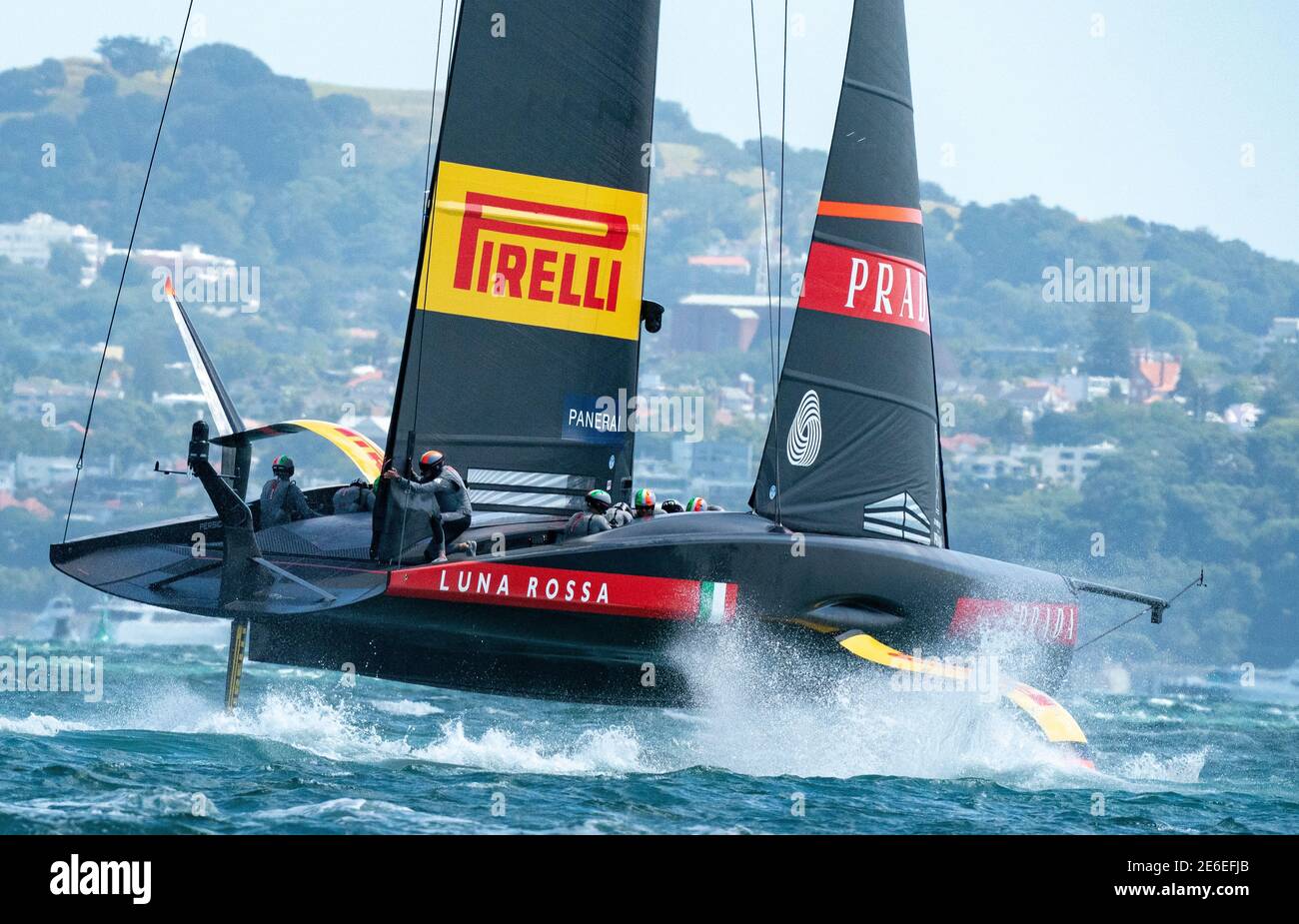 Auckland, Nuova Zelanda, 29 gennaio 2021 - il team italiano Luna Rossa Prada Pirelli, seguito da Max Sirena e congiuntamente da Jimmy Spithill e Francesco Bruni, in azione contro il New York Yacht Club American Magic team su Patriot, Skiped by Terry Hutchinson e helmed by Dean Barker durante la prima gara della Prada Cup semifinale. Il vincitore delle semifinali andrà avanti a sfidare INEOS Team UK, nella finale della Prada Cup. Il vincitore si aggiudicherà la Coppa America del Team Emirates Nuova Zelanda per la Coppa America a marzo 2021. Credit: Rob Taggart/Alamy Live News Foto Stock