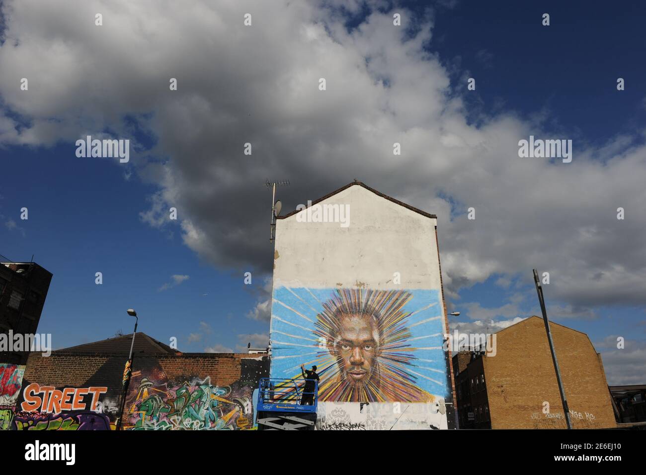 Street artist James Cochran, also known as Jimmy C, works on his spray painted picture of Jamaican sprinter Usain Bolt in Sclater street car park in east London July 19, 2012. Cochran said this was done as an homage to the London 2012 Olympic Games, which begin July 27. REUTERS/Paul Hackett (BRITAIN - Tags: SPORT OLYMPICS ATHLETICS ENTERTAINMENT) Foto Stock