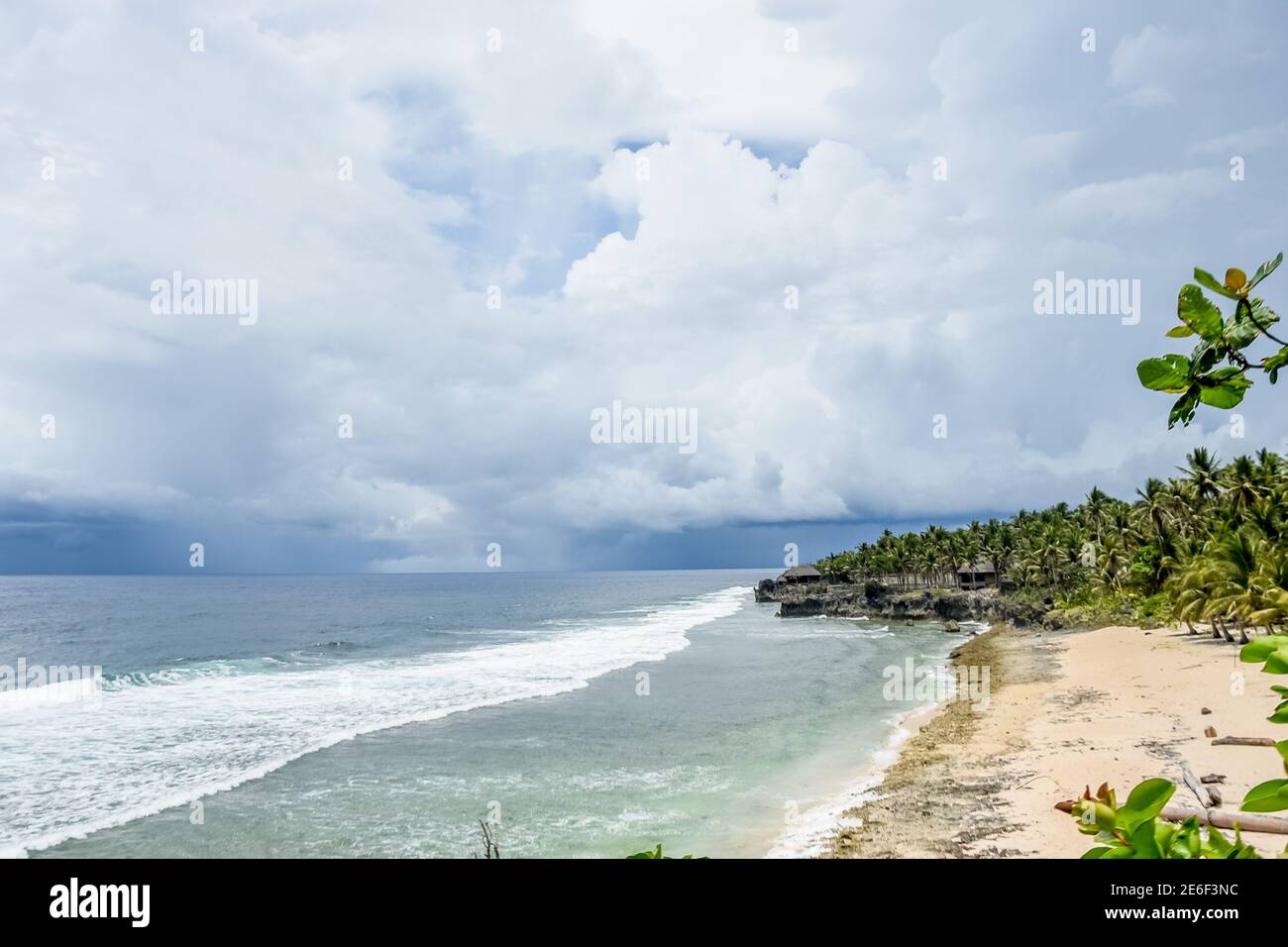 Siargao Island Himaya Beach, il miglior faro bianco e le incredibili palme Coconuts, Tigasao Village, San Isidro. Ottima acqua blu dell'oceano e sabbia bianca Foto Stock