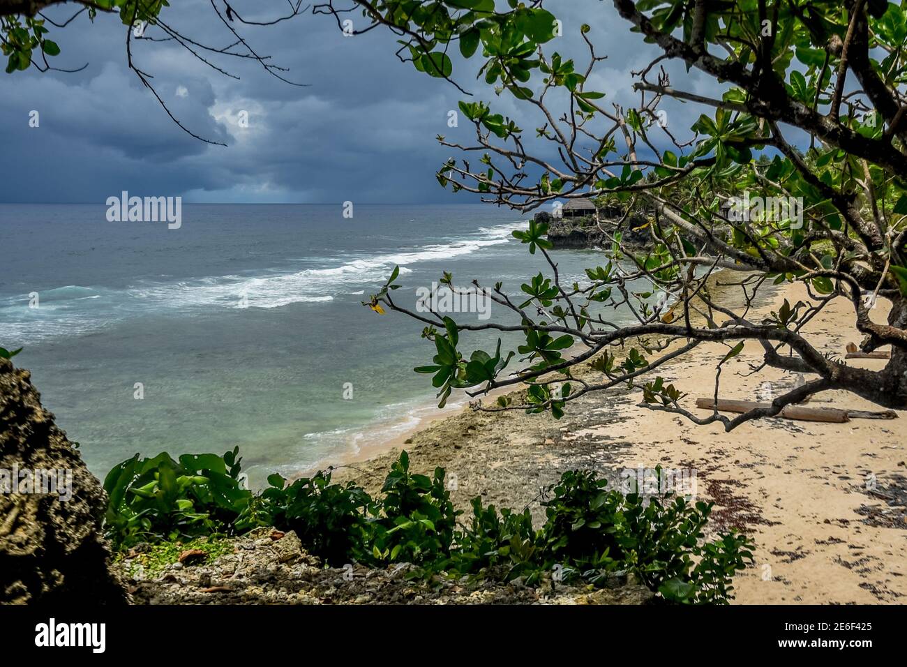 Siargao Island Himaya Beach, il miglior faro bianco e le incredibili palme Coconuts, Tigasao Village, San Isidro. Ottima acqua blu dell'oceano e sabbia bianca Foto Stock