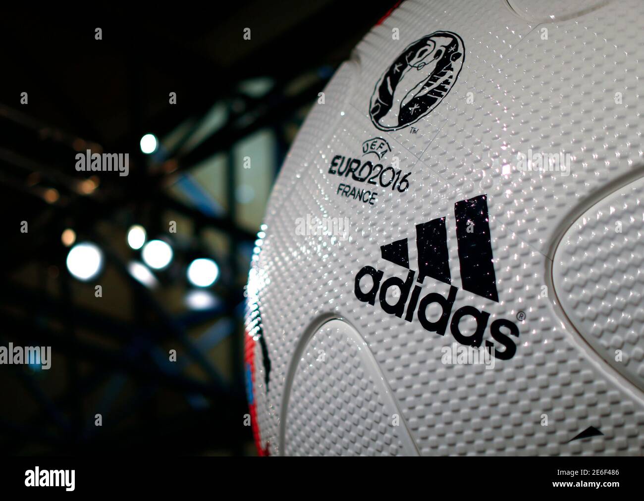 Il pallone ufficiale per il Campionato europeo UEFA 2016, prodotto dalla ditta  tedesca di abbigliamento sportivo Adidas, viene raffigurato prima  dell'incontro generale annuale dell'azienda nella città bavarese  settentrionale di Fuerth, vicino a