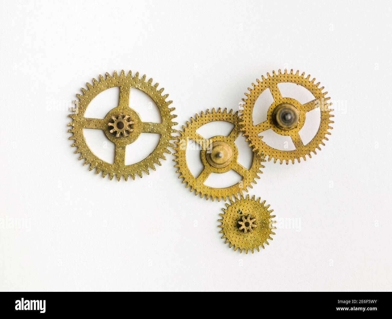 Set di ingranaggi in rame. Simbolo della ruota, elemento motore della macchina. Elementi isolati su sfondo bianco. Foto Stock