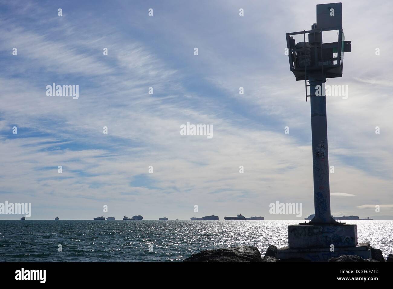 Una delle peggiori strozzature portuali degli Stati Uniti in più di un decennio, in quanto le navi portacontainer sono ancorate a San Pedro Bay al largo di Los Angeles e Long Beach, California. USA a causa della limitata capacità nei magazzini a causa della pandemia COVID-19 e come le navi cercano di entrare in merci prima del Capodanno cinese che inizia il 12 febbraio. I funzionari portuali si aspettano che il backup subside entro la fine di febbraio o marzo. Foto Stock