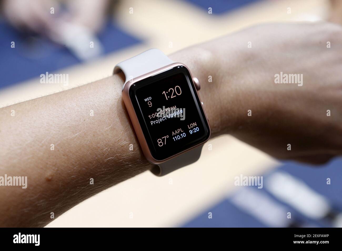 Un Apple Watch nel nuovo colore oro rosa viene visualizzato durante un  evento multimediale Apple a San Francisco, California, il 9 settembre 2015.  REUTERS/Beck Diefenbach Foto stock - Alamy