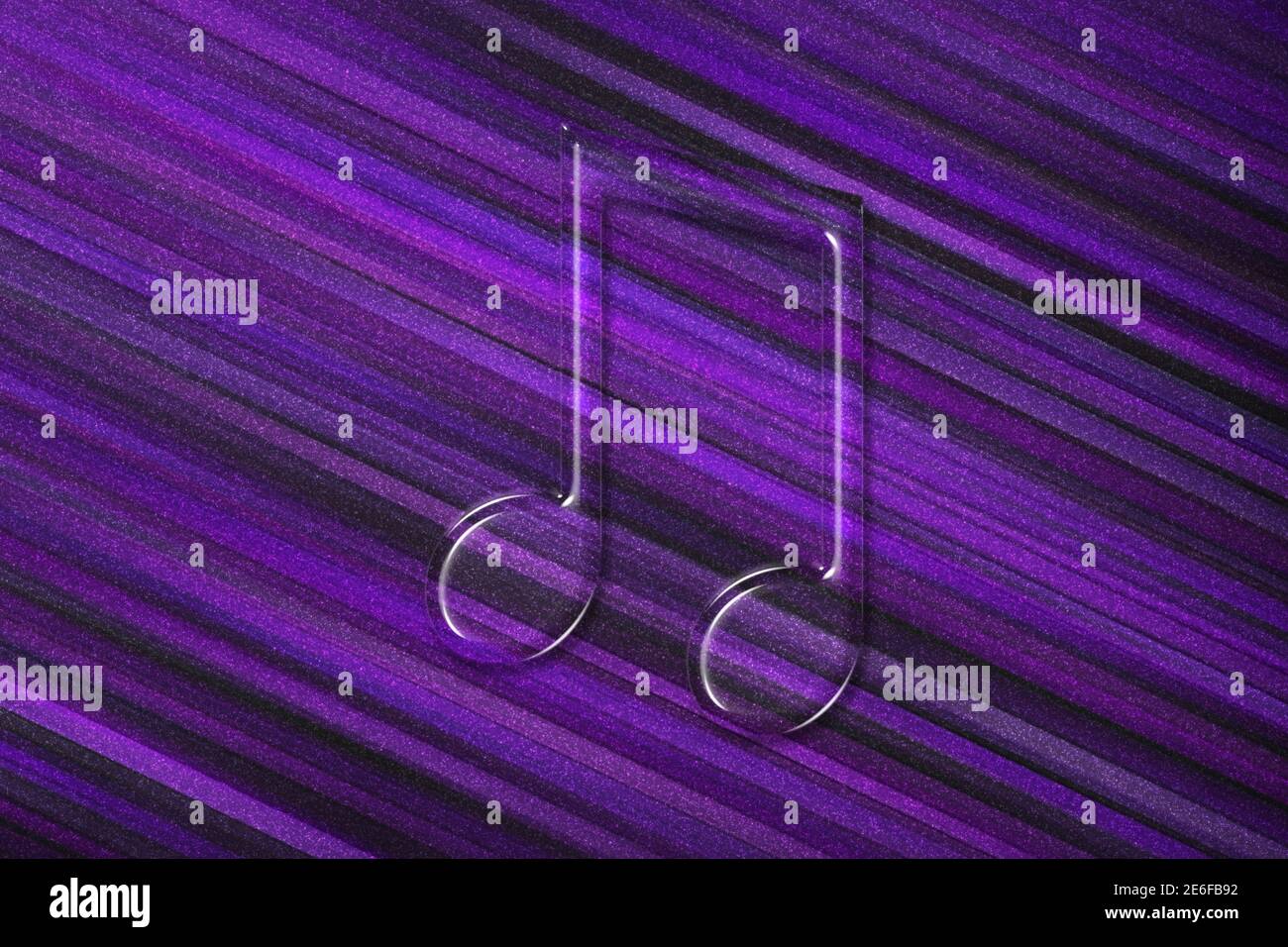 Ottavo simbolo di nota trasmesso via IR, sfondo musicale, sfondo viola Foto Stock
