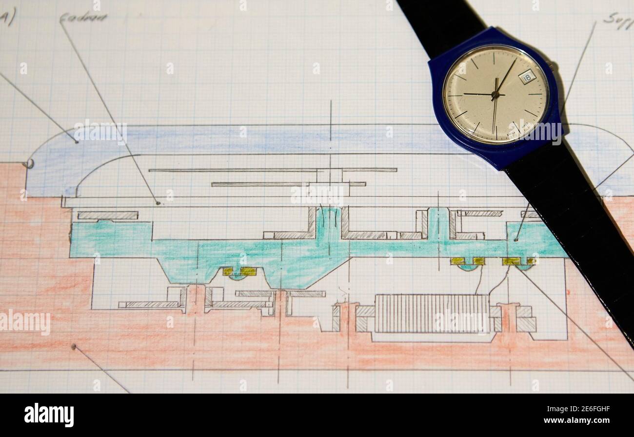 Un prototipo di orologio è raffigurato sul primo progetto fatto a mano  dello Swatch alla casa d'aste Sotheby a Ginevra, Svizzera, 4 novembre 2015.  Questi oggetti fanno parte della collezione di Marlyse